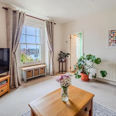Beautiful 2 Bedroom In Redland - Simply Check In