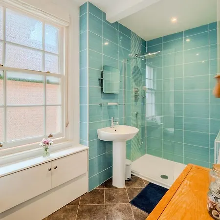 Beautiful 2 Bedroom In Redland - Simply Check In Lägenhet