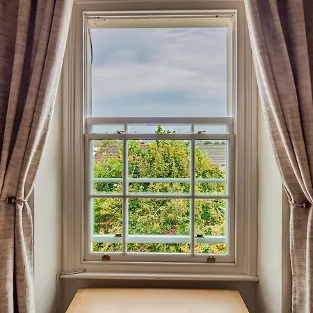 Beautiful 2 Bedroom In Redland - Simply Check In Bristol