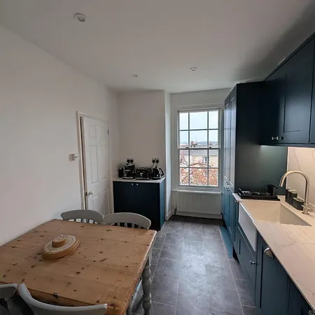 Beautiful 2 Bedroom In Redland - Simply Check In Bristol