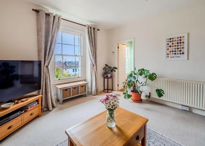 Beautiful 2 Bedroom In Redland - Simply Check In